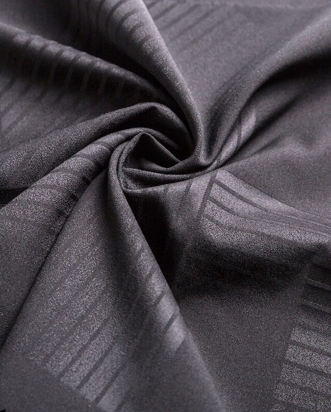 Apakah peranan yang dimainkan oleh kain ledingan dan pakan dalam struktur keseluruhan fabrik tenunan?